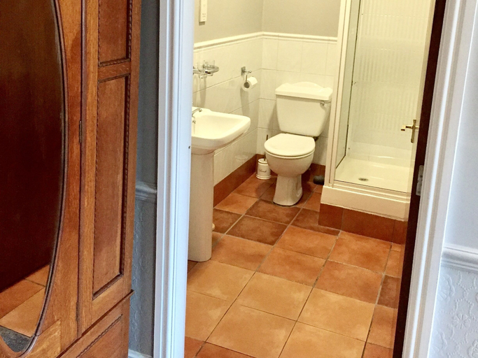 Bathroom 4, The Red Lion, Derbyshire