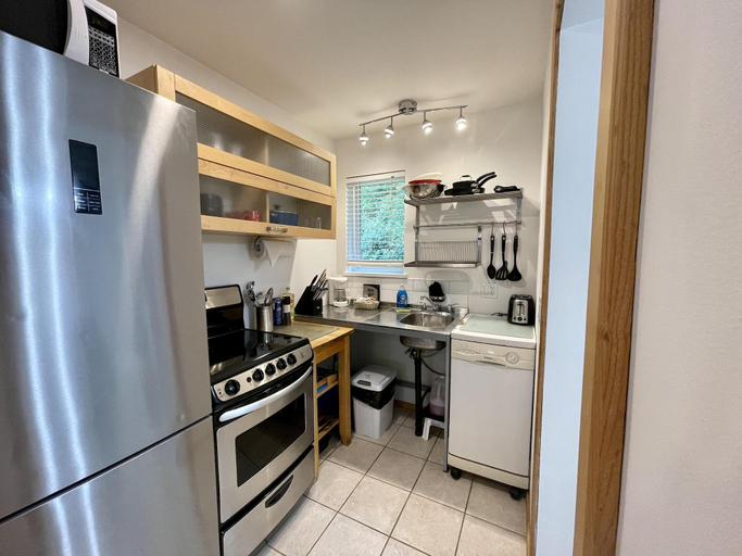 Others 5, West Coast Cabin, Alberni-Clayoquot