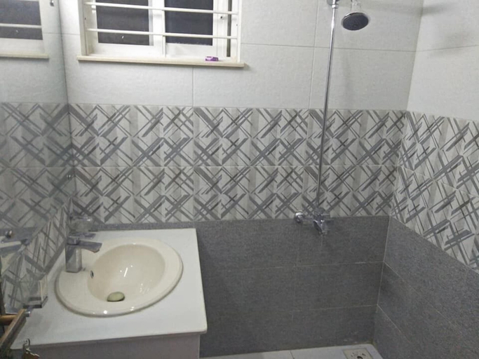 Bathroom 3, Rehaish innn, Islamabad