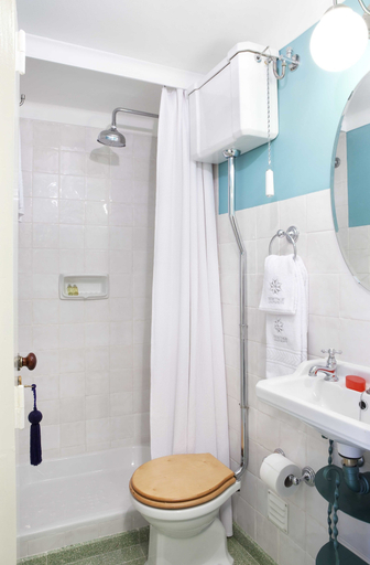 Bathroom 3, Residentas Atalaia, Lisbon
