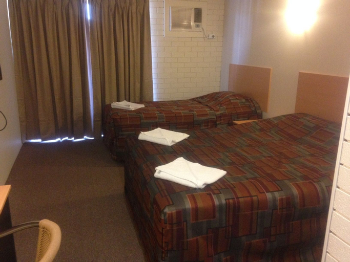 Bedroom 2, Budget Motel , Swan