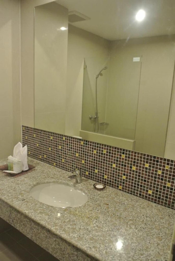 Bathroom 3, S Tara Grand Hotel, Muang Surat Thani