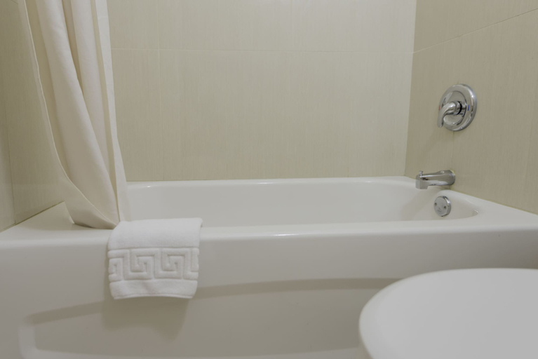 Bathroom 4, Howard Johnson by Wyndham Downtown Kamloops, Thompson-Nicola