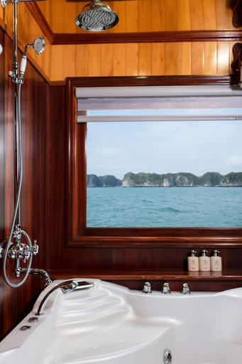 Bathroom 5, La Regina Royal Cruise, Hạ Long