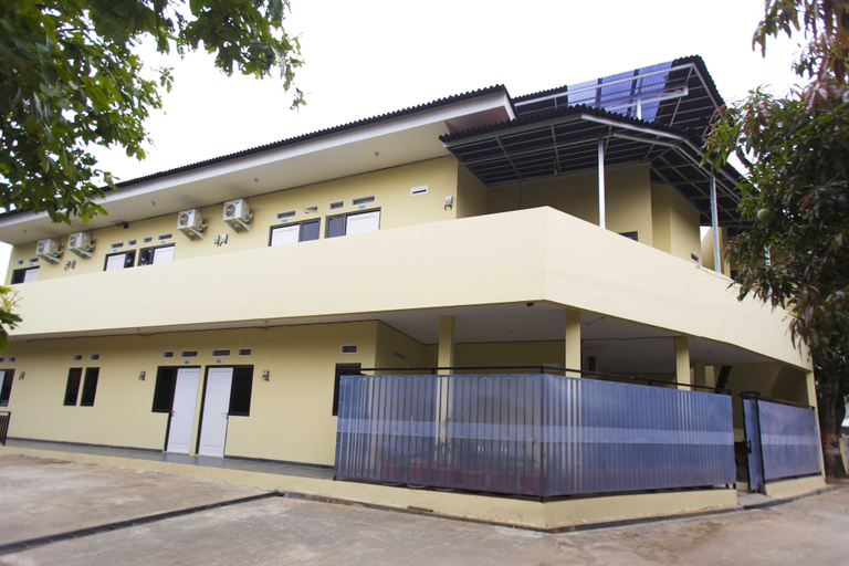 Exterior & Views 2, RedDoorz @ Pekayon Bekasi, Bekasi