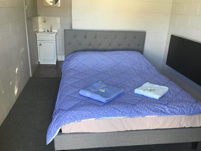 Bedroom 2, Rankins Springs Motel, Carrathool