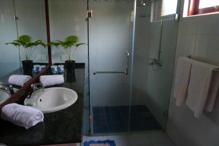 Bathroom 4, Hotel Bougainvilla, Beruwala