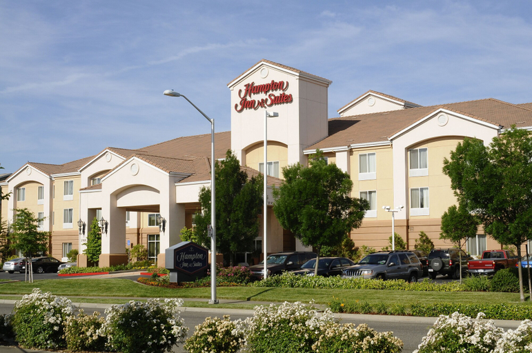 Exterior & Views 2, Hampton Inn & Suites Redding, Shasta