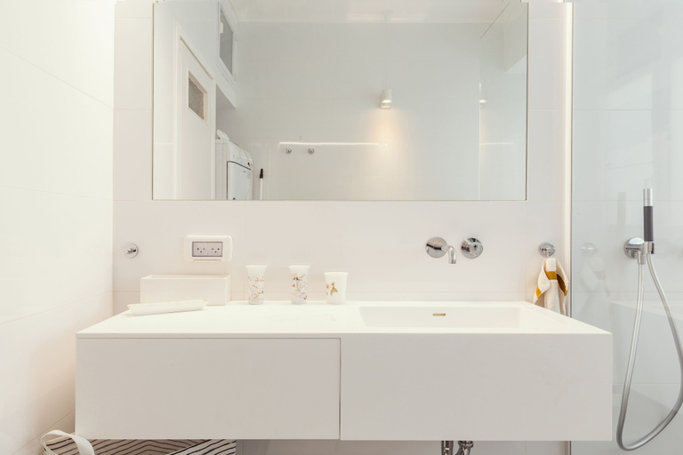 Bathroom 4, Byron 7 Mike