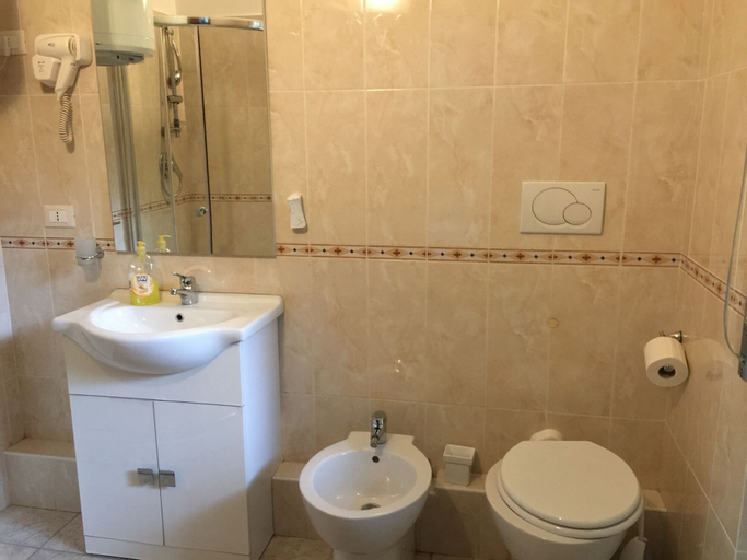 Bathroom 2, Near Termini Station, Roma