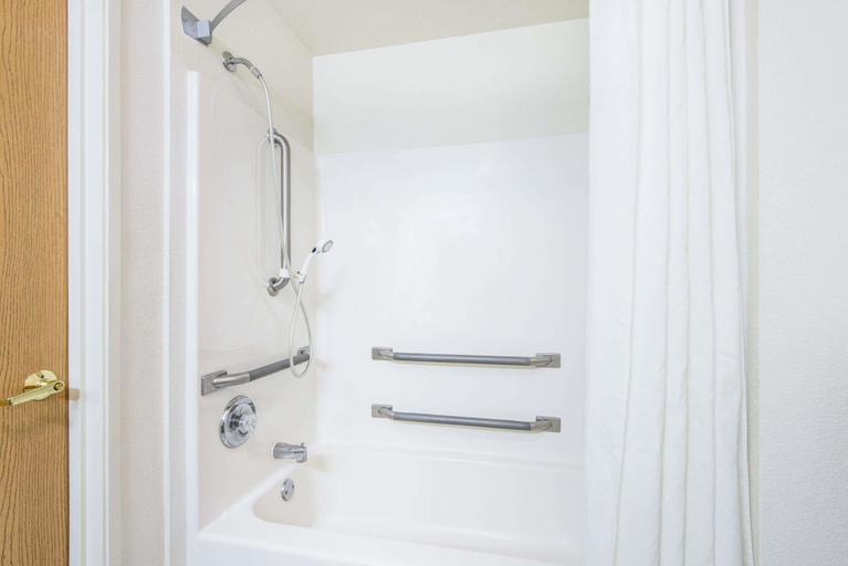 Bathroom 4, Super 8 by Wyndham West Middlesex/Sharon Area, Mercer