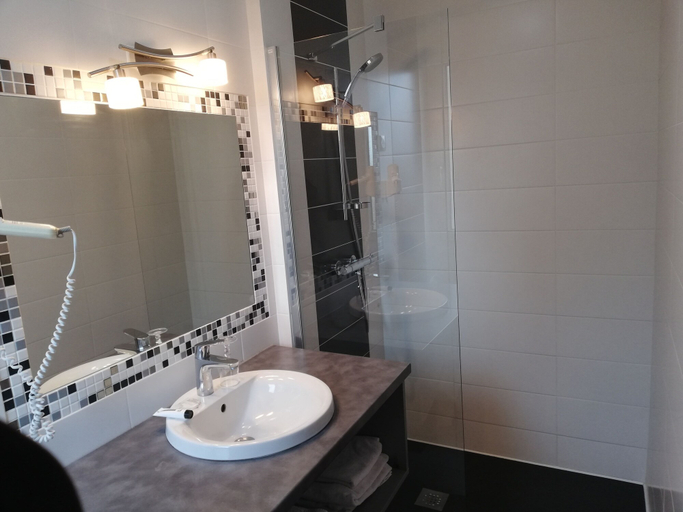 Bathroom 2, Hotel de France, Ille-et-Vilaine