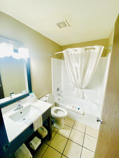 Bathroom 4, Super 8 by Wyndham Wyoming/Grand Rapids Area, Kent