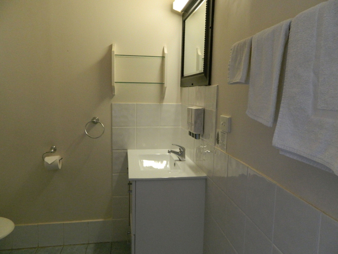 Bathroom 4, Coachman Motel, Toowoomba - North-East