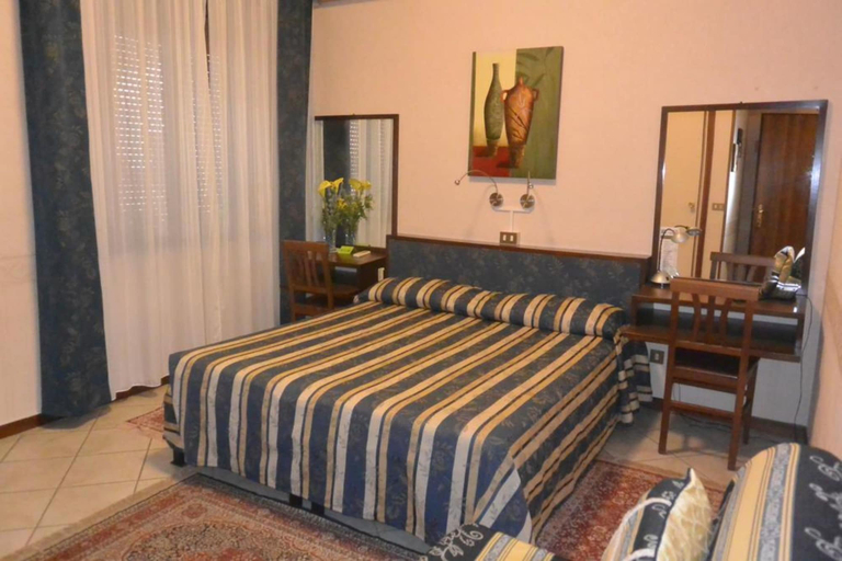 Bedroom 3, Hotel Italia, Mantua