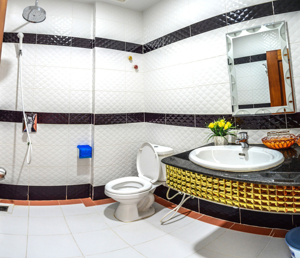 Bathroom 4, Kheang Oudom Hotel, Moung Ruessei