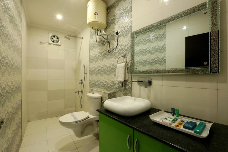 Bathroom 5, Hotel Castle Blue Delhi Airport T3, Delhi