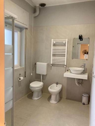 Bathroom 5, Gatto Bianco Picone 19, Bari