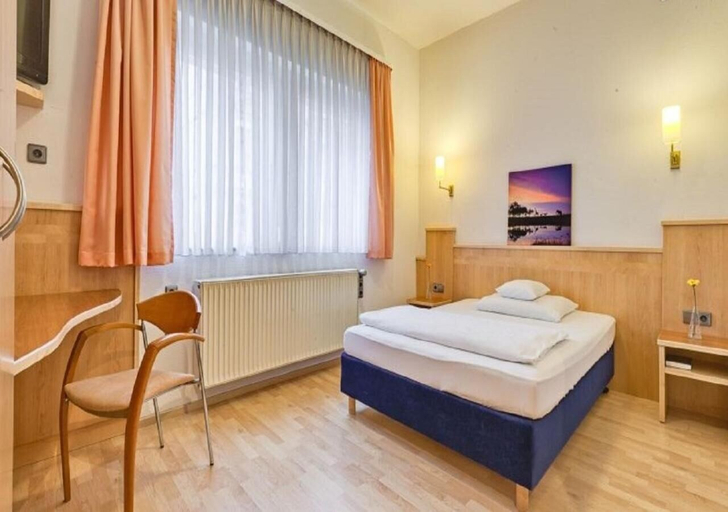 Bedroom 3, Hotel Am Friedensplatz, Stuttgart
