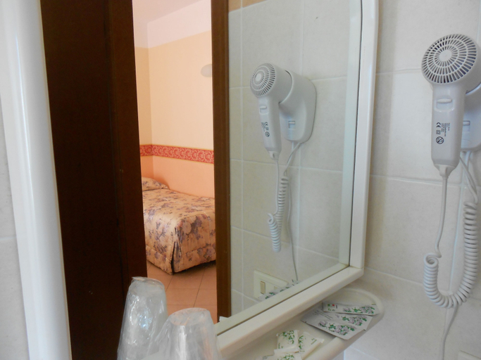 Bathroom 3, Hotel De La Ville, Foggia