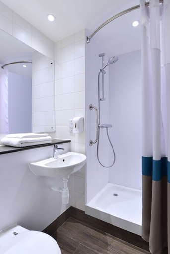 Bathroom 2, Travelodge Manchester Piccadilly, Manchester