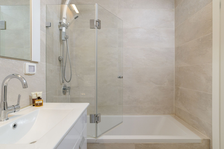 Bathroom 4, Design & Veranda next to Mahane Yehuda Market by FeelHome