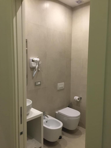 Bathroom 4, Gatto Bianco Duchessa, Bari