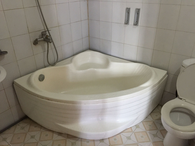 Bathroom 3, Nha Nghi Tham Quyen, Cẩm Phả