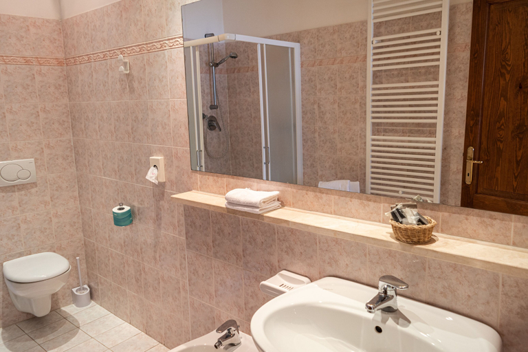 Bathroom 4, Hotel Umbra, Perugia