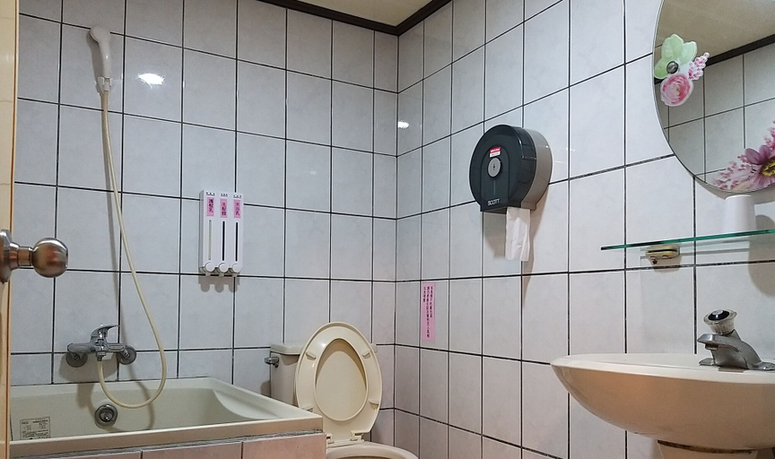 Bathroom 3, Guan Lun Hotel, Hualien