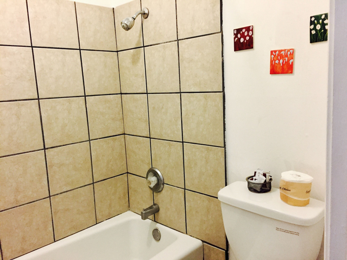 Bathroom 4, Maple Inn & Suites, Merced