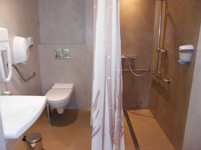 Bathroom 5, Hotel Saint Pierre, Calvados