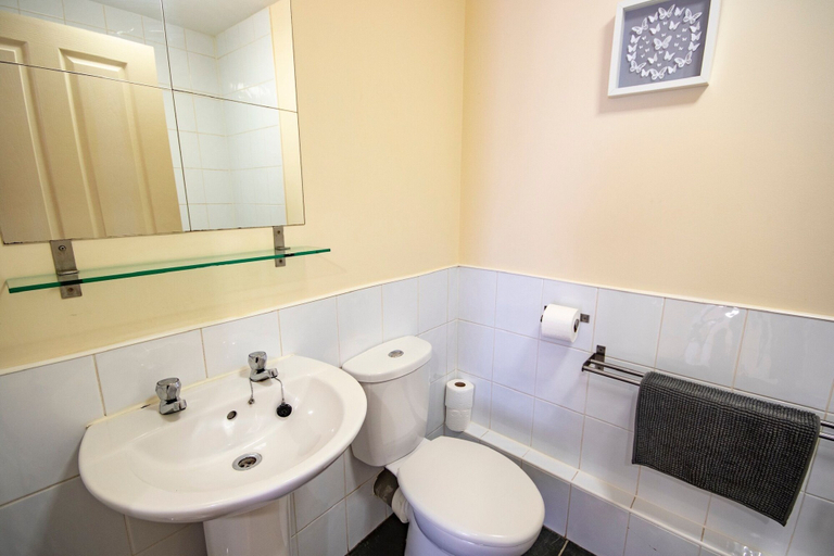 Bathroom 4, 5 Varis Apartments, Moray