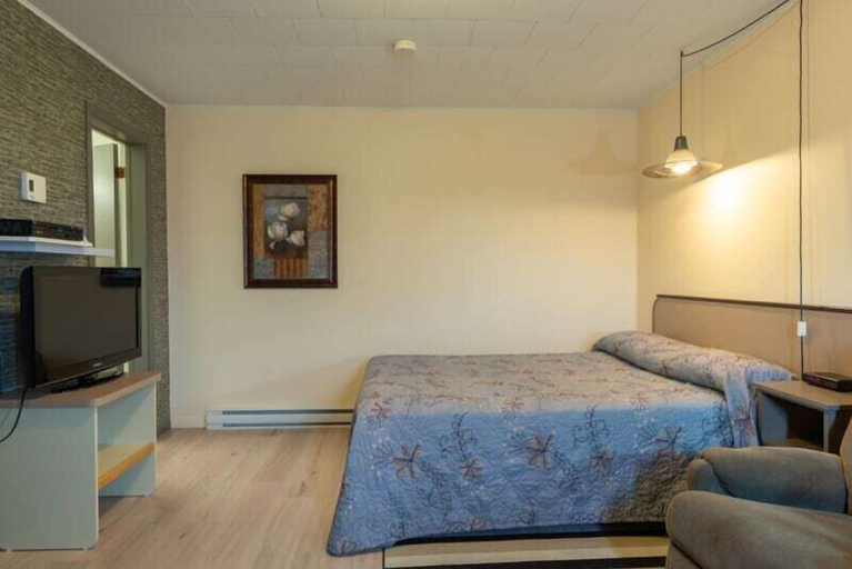 Bedroom 2, Motel Claude, Témiscouata