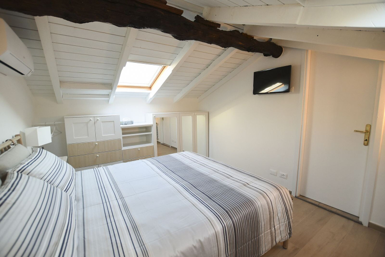 Room 3, Le Torri Apartment, Como