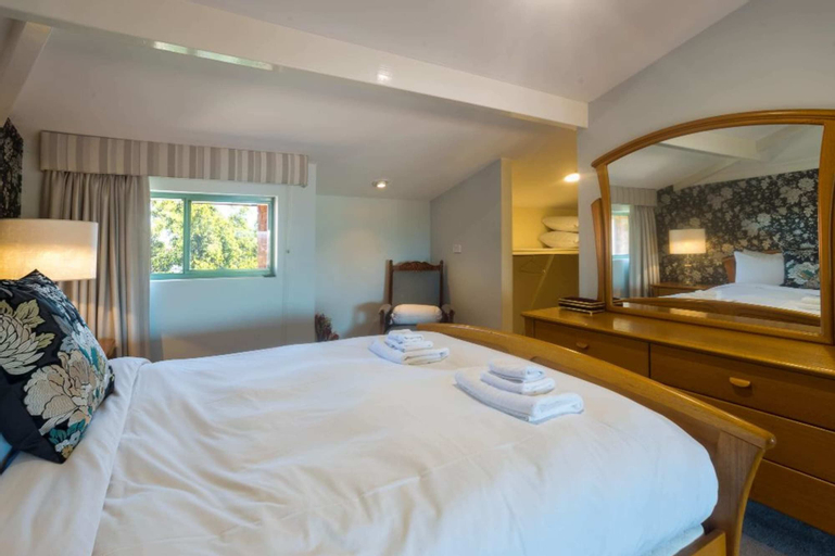 Bedroom 1, Character 3 Bedroom Home With Pool and Balcony, Bayswater