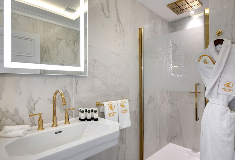 Bathroom 5, Alexandra Palace - La Maison Younan, Deux-Sèvres
