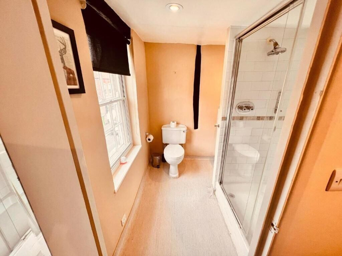 Bathroom 3, George and Dragon Hotel, Buckinghamshire