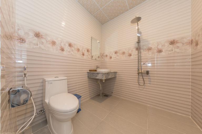 Bathroom 5, Phuong Binh House, Phú Quốc