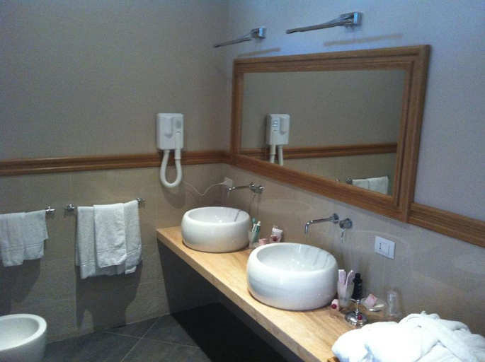 Bathroom 4, Hotel Il Barocco, Ragusa