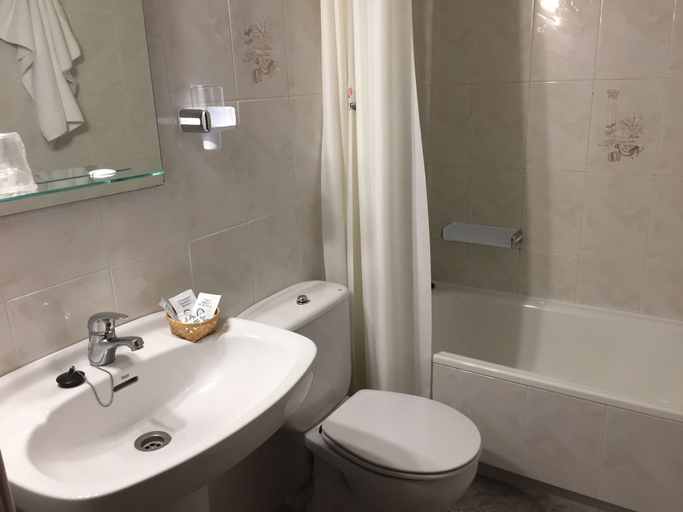 Bathroom 4, Hotel Florida, Pontevedra