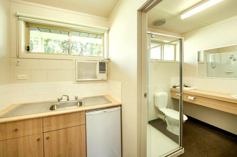 Bathroom 4, Box Hill Motel, Melbourne
