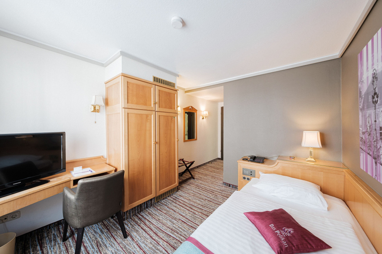 Bedroom 3, Das Pelikan Hotel Schwäbisch Gmünd, Ostalbkreis