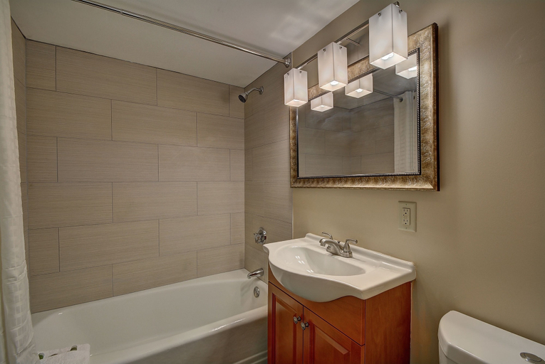 Bathroom 4, The Putney Inn, Windham