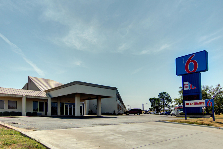 Exterior & Views 2, Motel 6 Mount Pleasant, TX, Titus