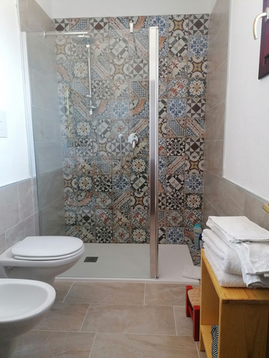 Bathroom 4, Hotel Sortale, Nuoro