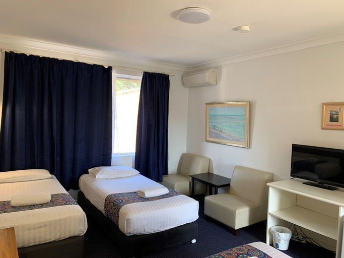 Bedroom 3, Panorama Motor Inn, Lake Macquarie  - North