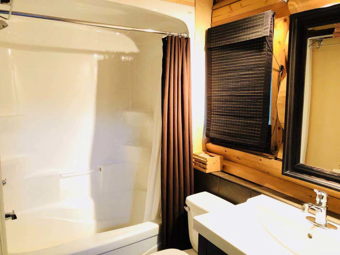 Bathroom 3, Yukon Pines, Yukon