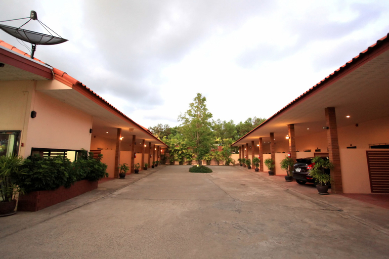 Exterior & Views 25