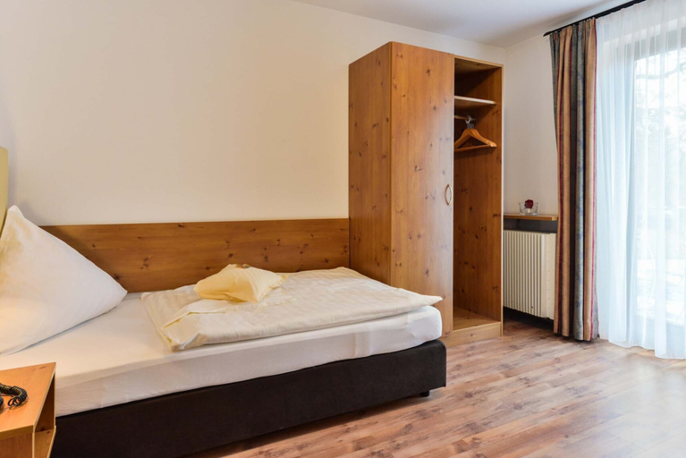 Bedroom 4, Landhotel Huber Am See, Bad Tölz-Wolfratshausen